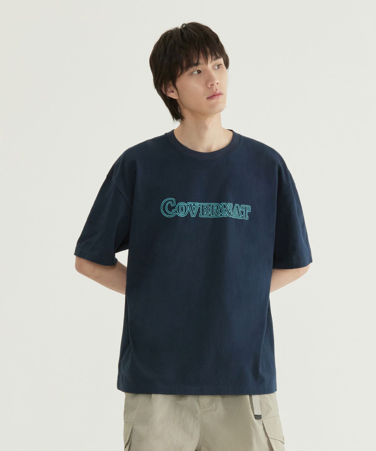 커버낫(COVERNAT) 네온 로고 그래픽 티셔츠 네이비