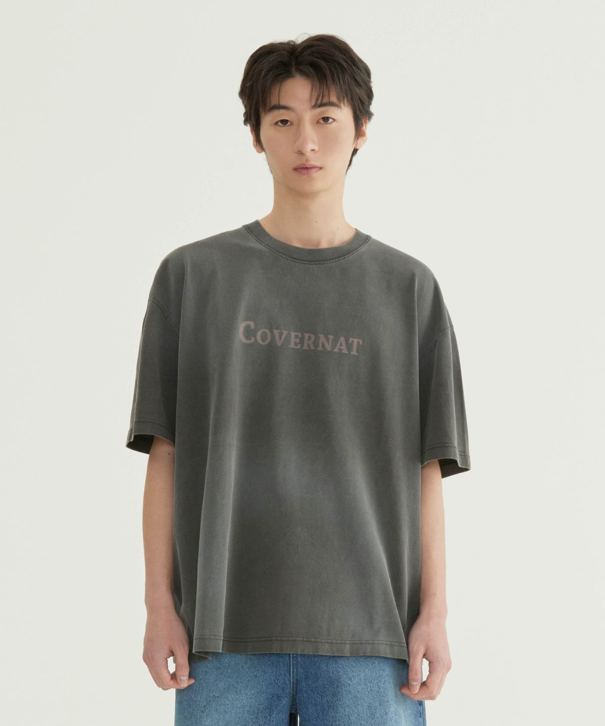 커버낫(COVERNAT) 센터 로고 피그먼트 티셔츠 차콜