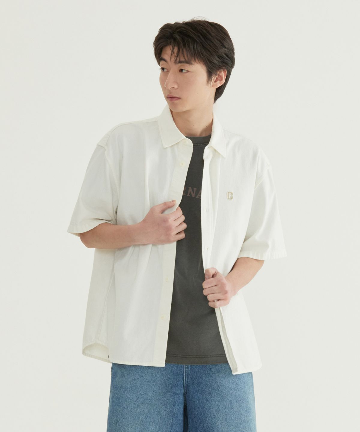 커버낫(COVERNAT) C 로고 데님 하프 셔츠 화이트