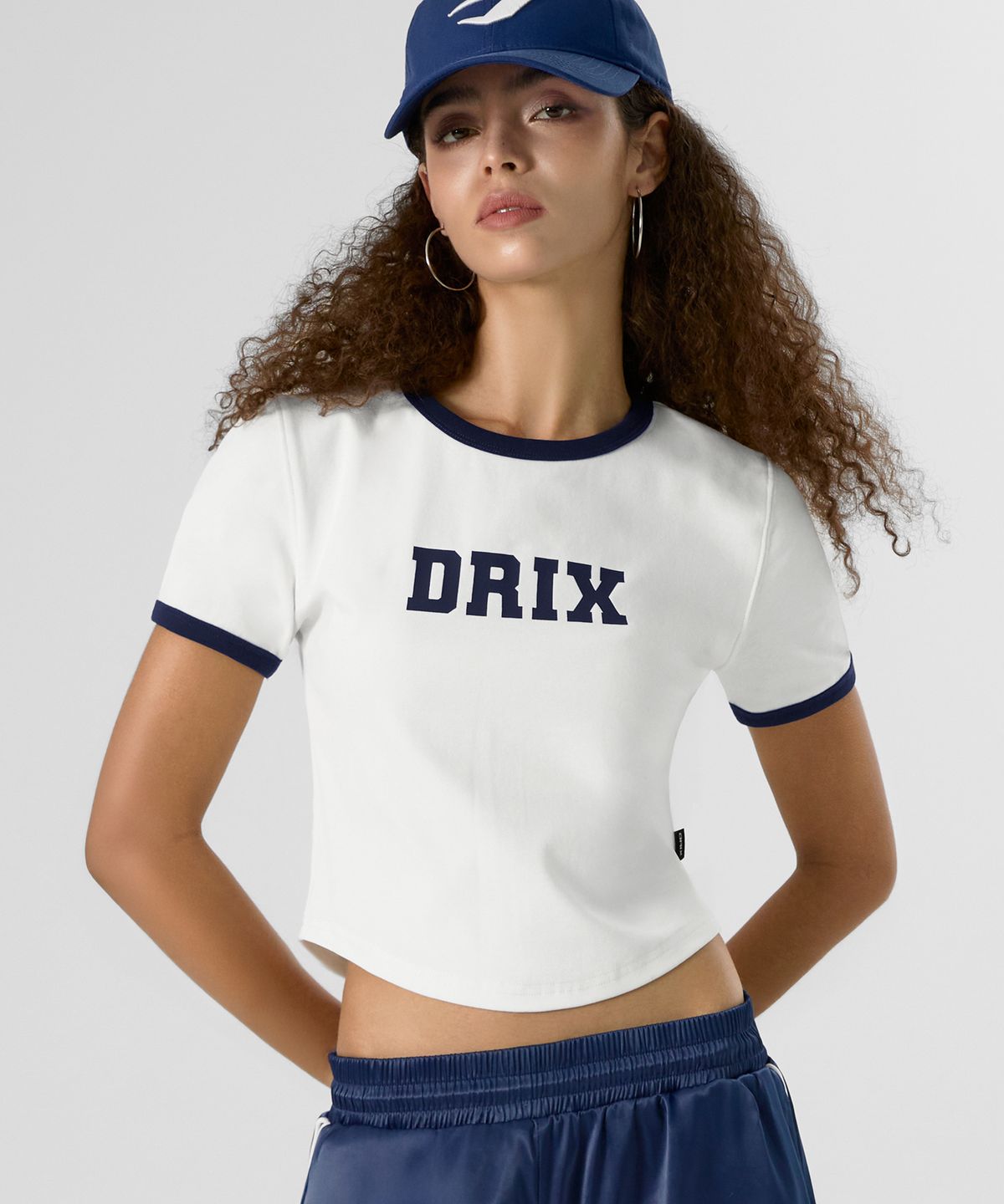 드릭스(DRIX) 우먼스 로고 크롭 링거 하프 슬리브_화이트