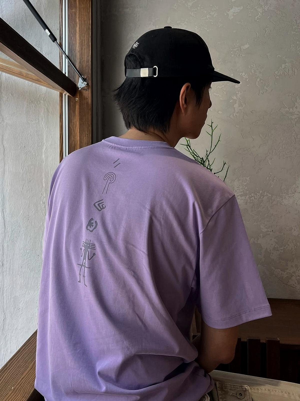 웰터 익스페리먼트(WELTER EXPERIMENT) NAZCA VERTICAL SYMBOL T-SHIRT_LAVENDER