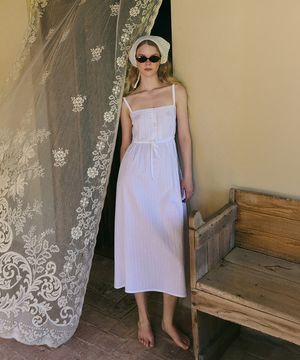 023A 퓨어샌드 슬리브리스 드레스