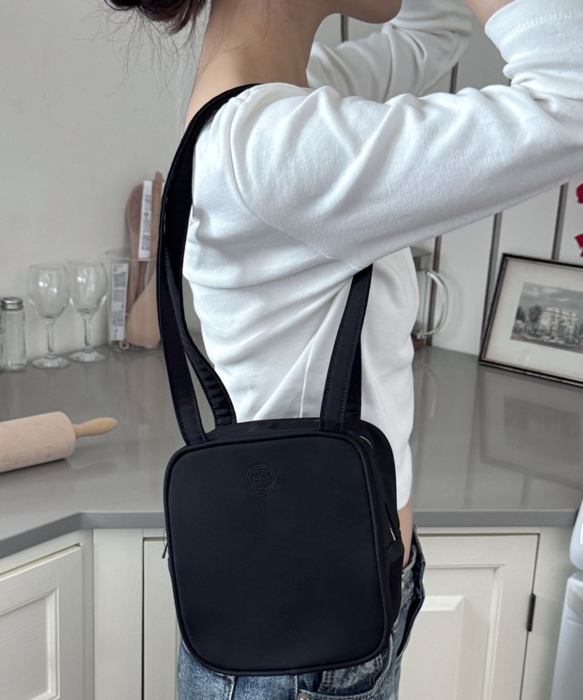 이로코(IROCO) 브레드 나일론 스퀘어 백_블랙
