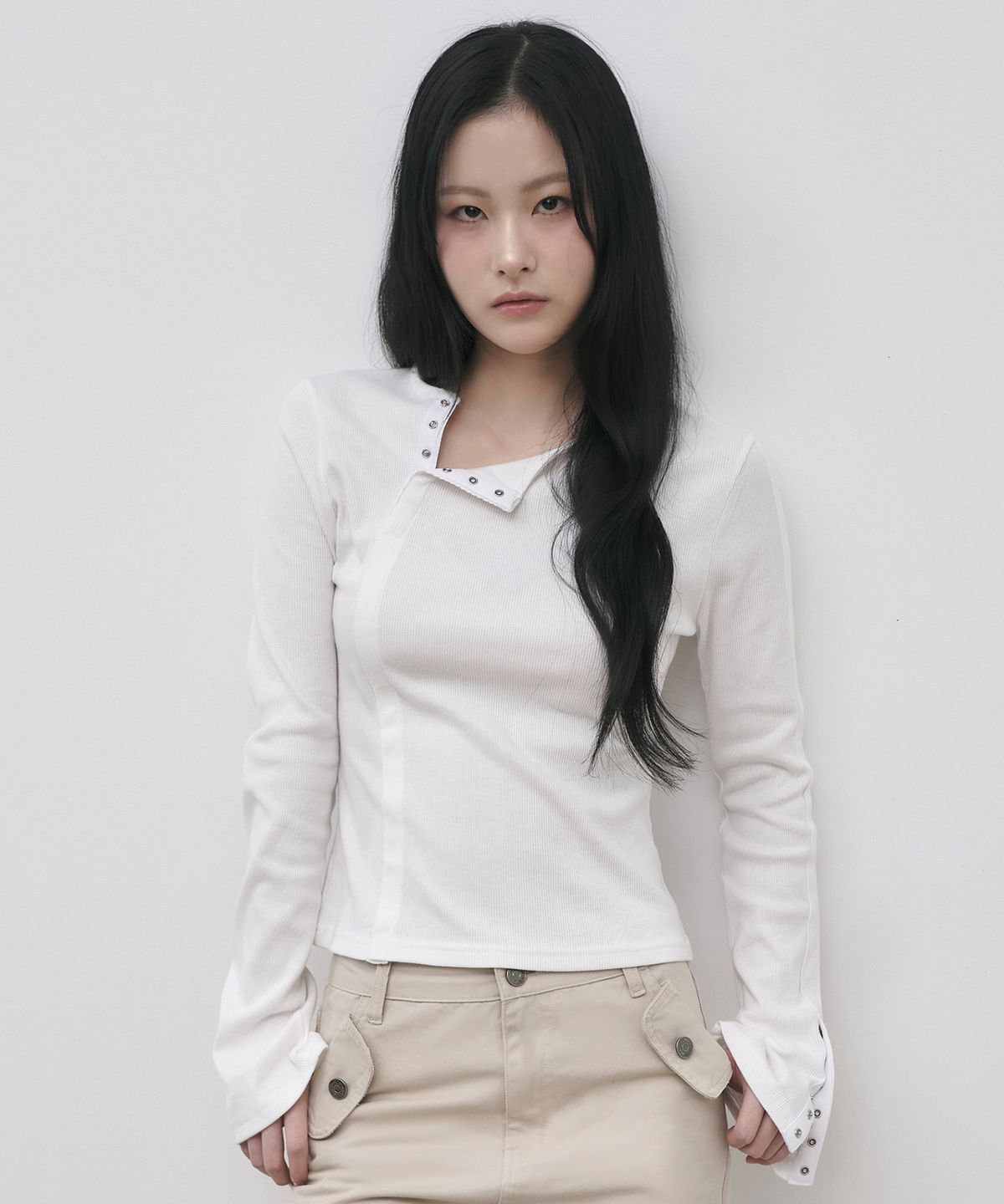 세울(SSEUL) 사선 스냅 버튼 긴팔티셔츠_아이보리