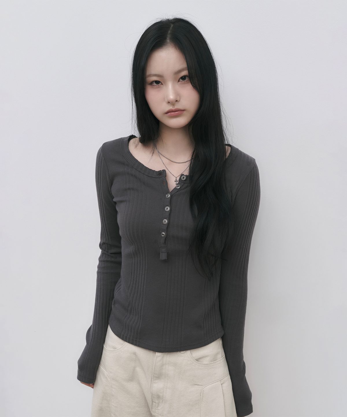 세울(SSEUL) 더블 헨리넥 버튼 긴팔티셔츠_차콜