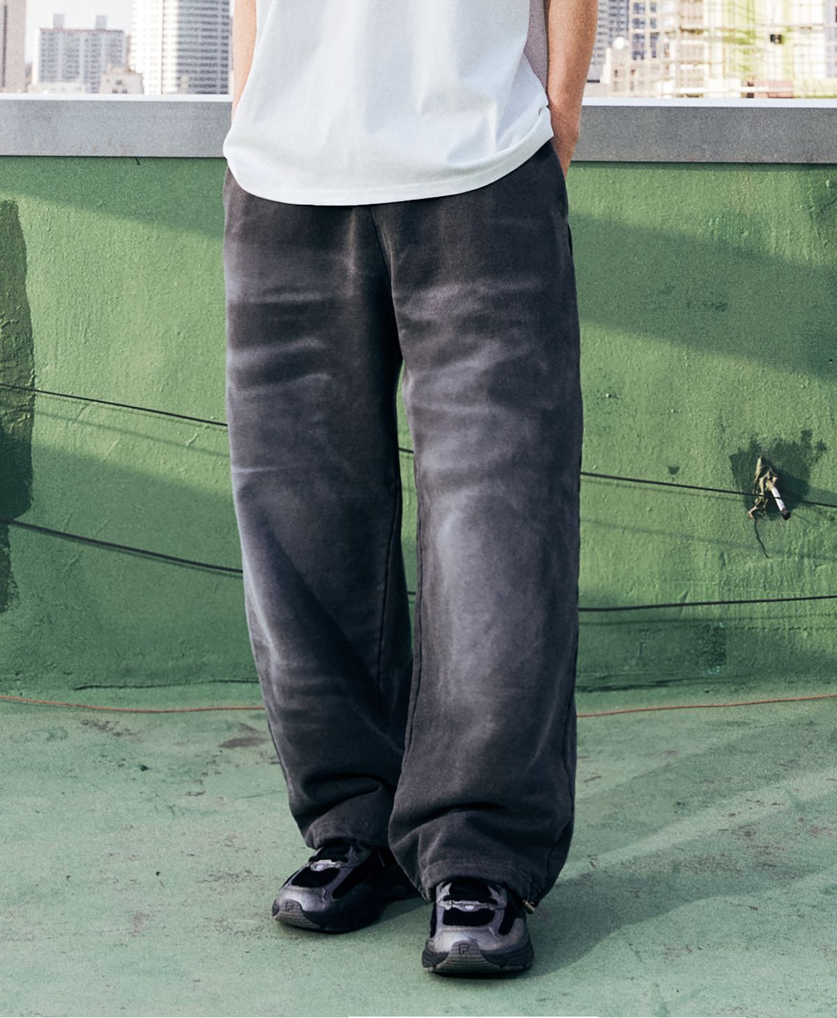 블루잉(BLUEING) BLUEING PIGMENT GLOW WIDE SWEATPANTS[CHARCOAL]