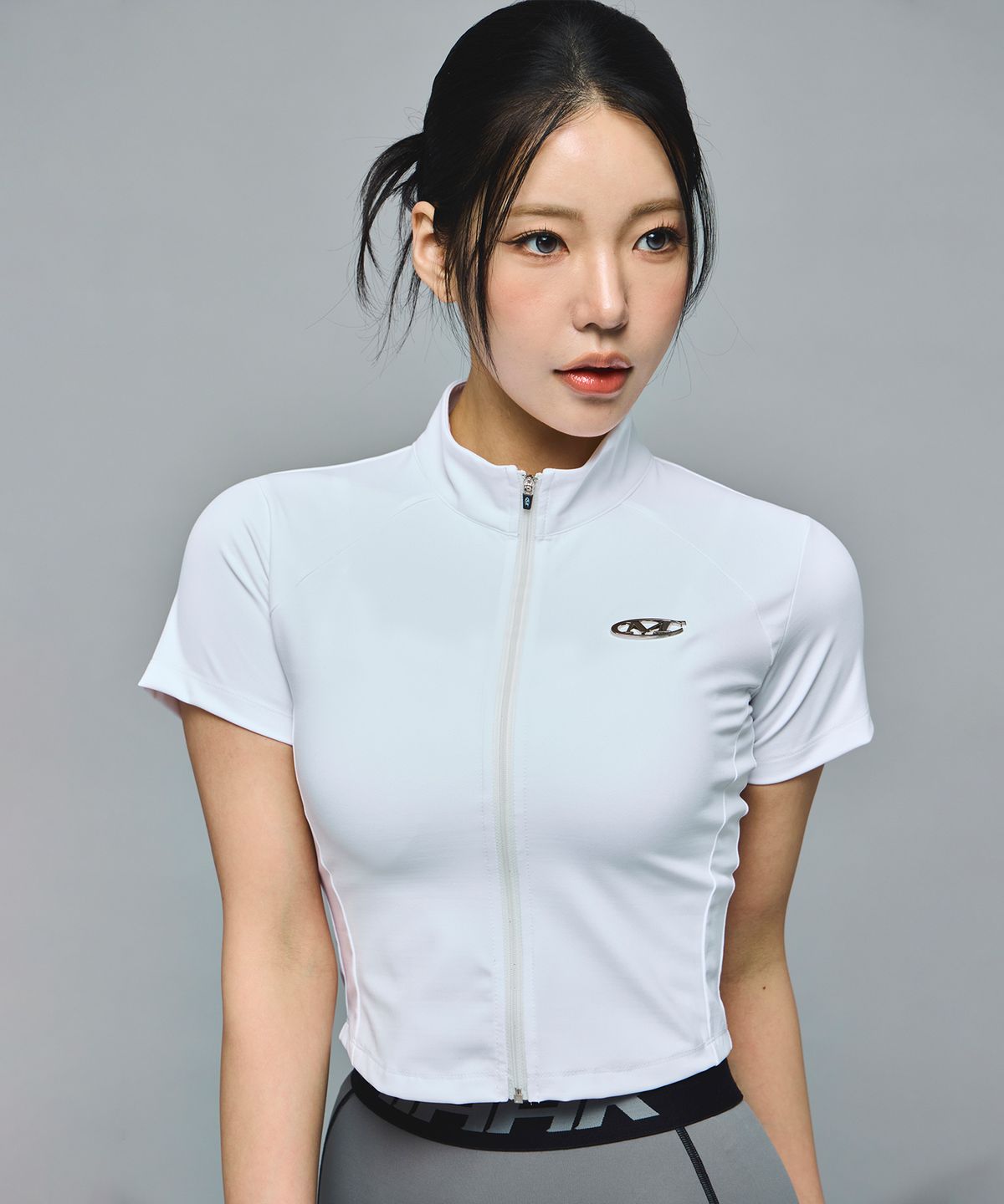 미학(MIHAK) 메탈 로고 숏 슬리브 집업 자켓 (WHITE)