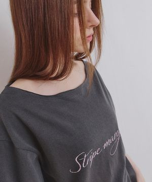 레터링 피그먼트 오프숄더 빈티지 티셔츠 차콜