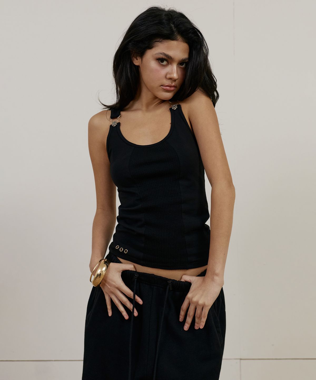이와이이알(EYEER) Eyelet Shoulder Belt Sleeveless - Black