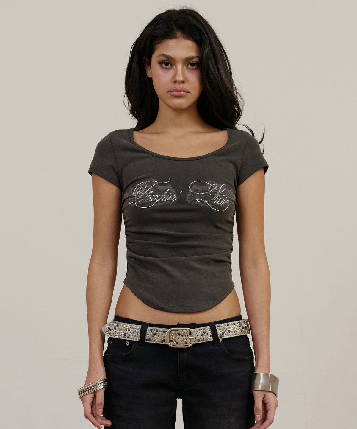 이와이이알(EYEER) Hotfix Logo Shirring Short Sleeve Top - Charcoal