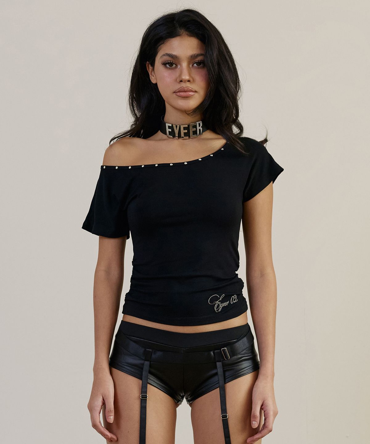 이와이이알(EYEER) Hotfix One Shoulder Short Sleeve Top - Black