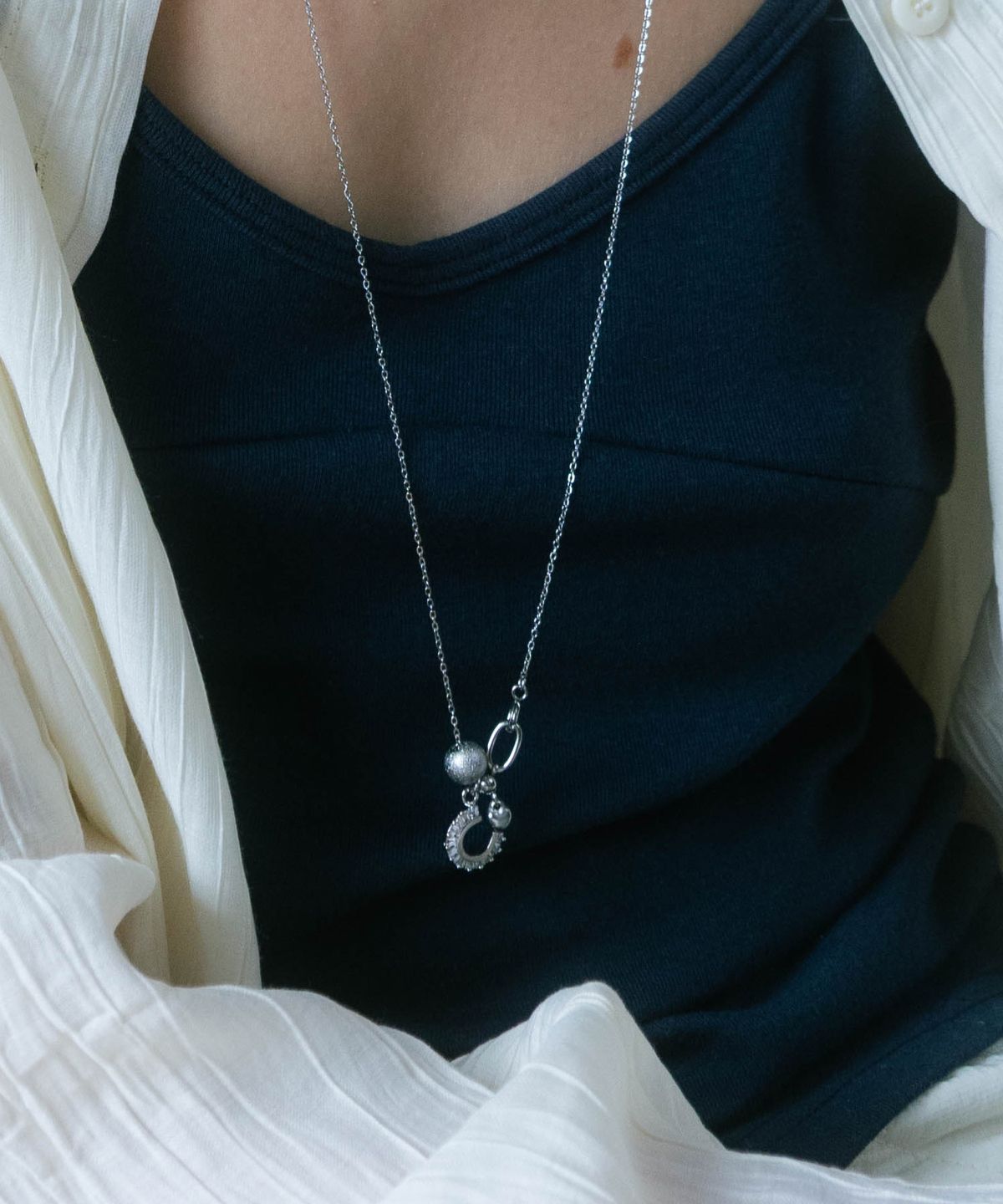 펄리모어(PEARLY MORE) 큐빅 홀스슈 참 롱 목걸이_PM26N004SS