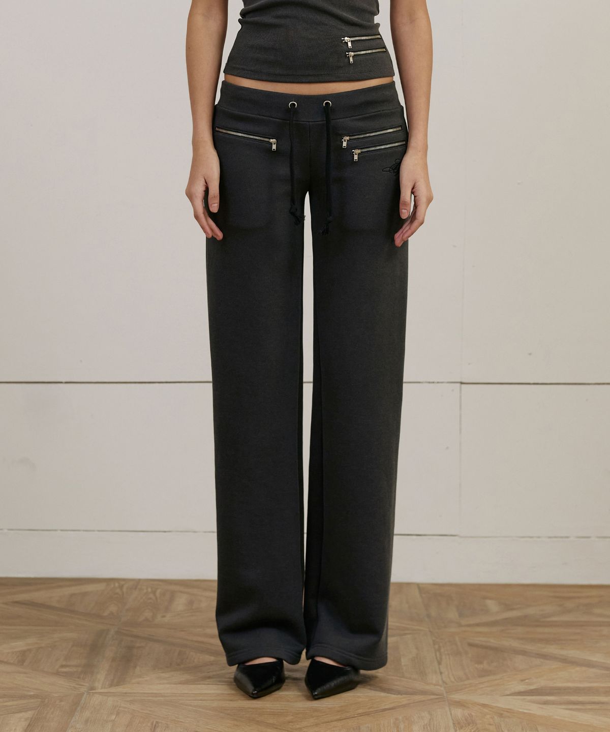 이와이이알(EYEER) Script Logo Zipper Low Rise Training Pants - Charcoal