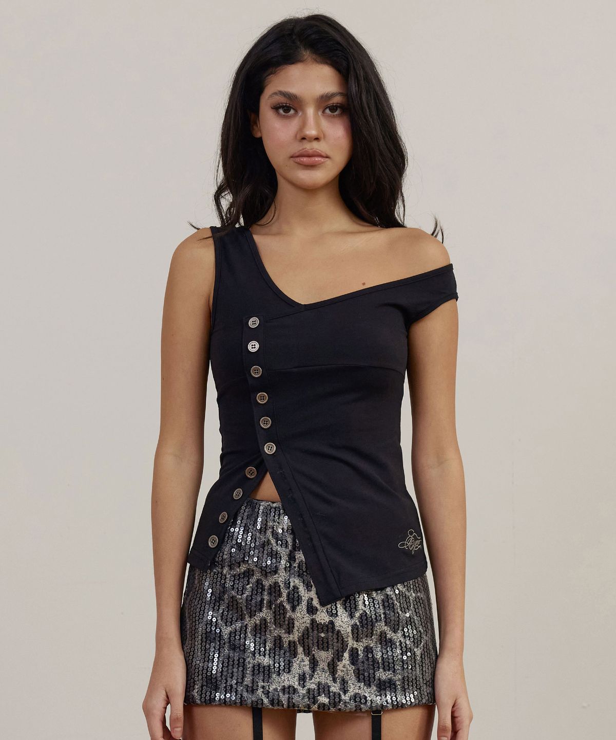 이와이이알(EYEER) Script Logo Button One Shoulder Sleeveless - Black