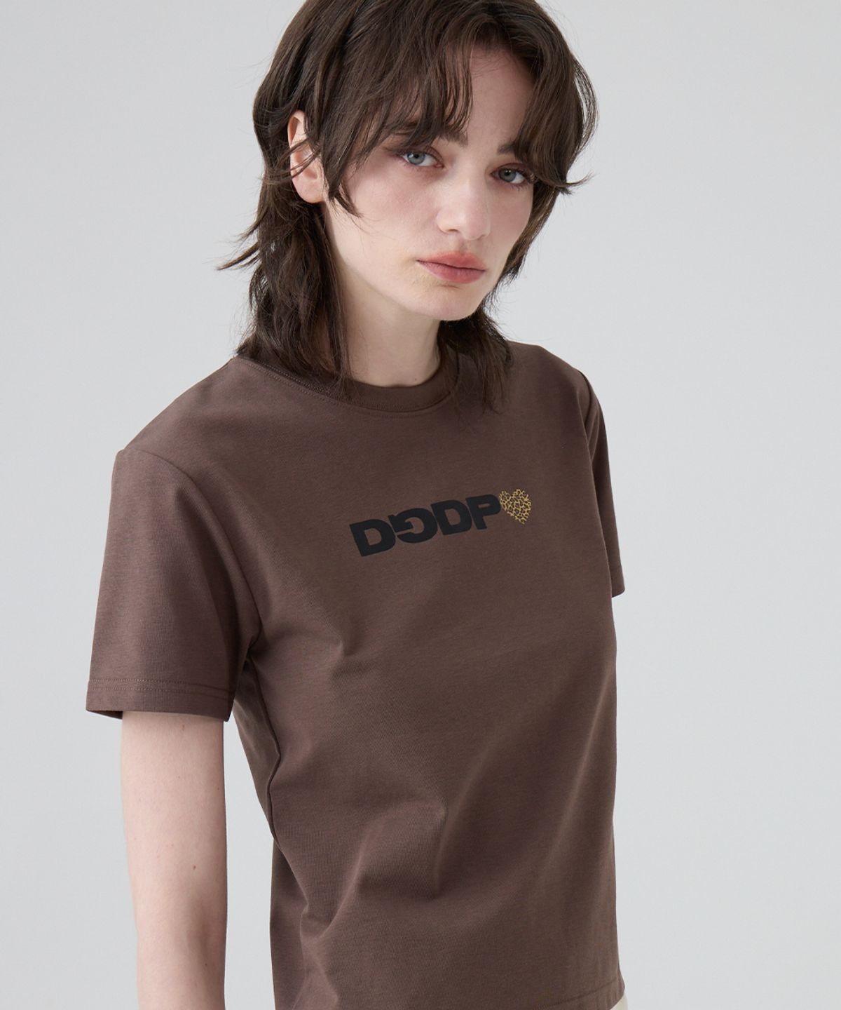 댕글드랍(DANGLEDROP) DGDP 레오파드 하트 세미크롭 반팔_브라운