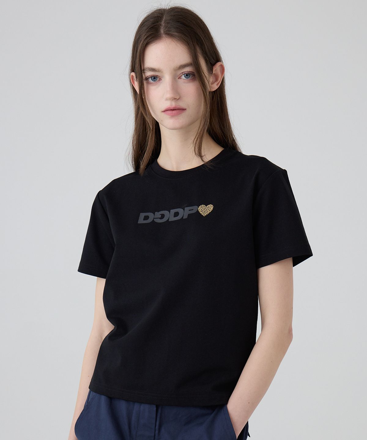 댕글드랍(DANGLEDROP) DGDP 레오파드 하트 세미크롭 반팔_블랙