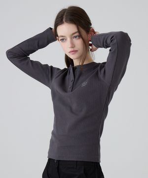 DGDP 스퀘어 로고 슬림핏 롱슬리브_차콜