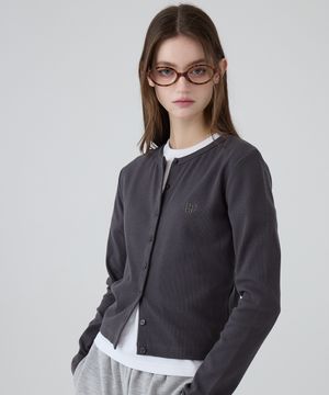 DGDP 스퀘어 로고 슬림핏 라운드넥 가디건_차콜