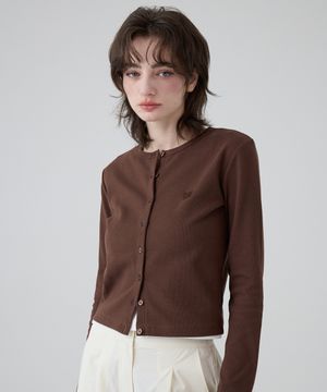 DGDP 스퀘어 로고 슬림핏 라운드넥 가디건_브라운