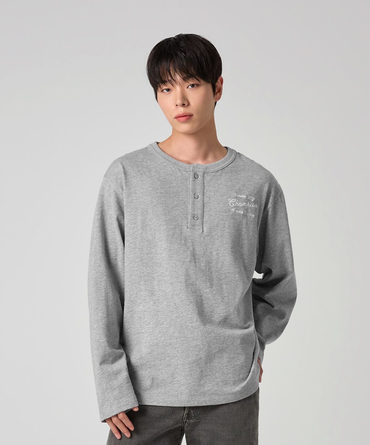 챔피온(CHAMPION) 헤리티지 루즈핏 헨리넥 롱슬리브 티셔츠 Grey