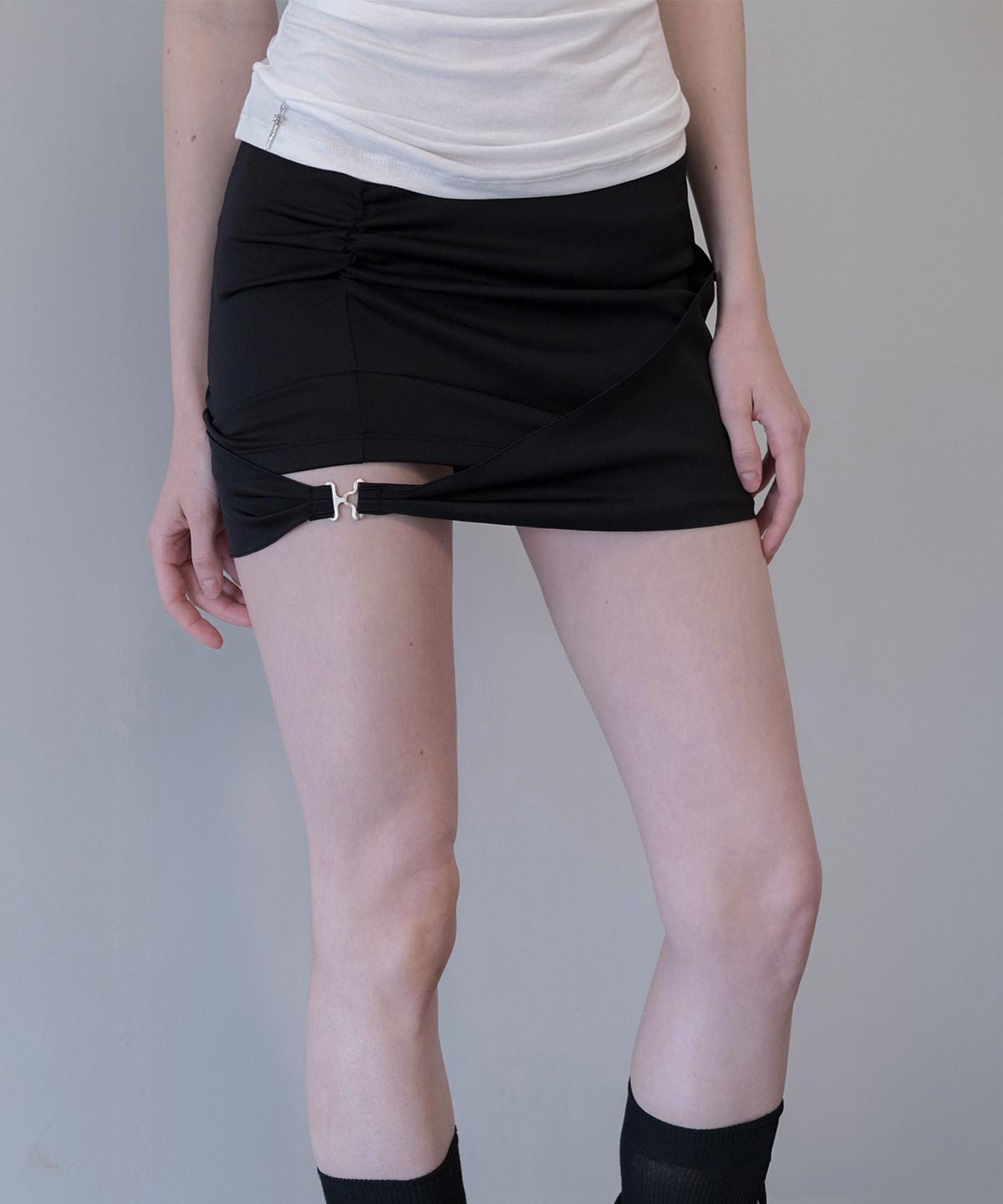데미오(DAMIO) Contour Strap Mini Skirt (Black)