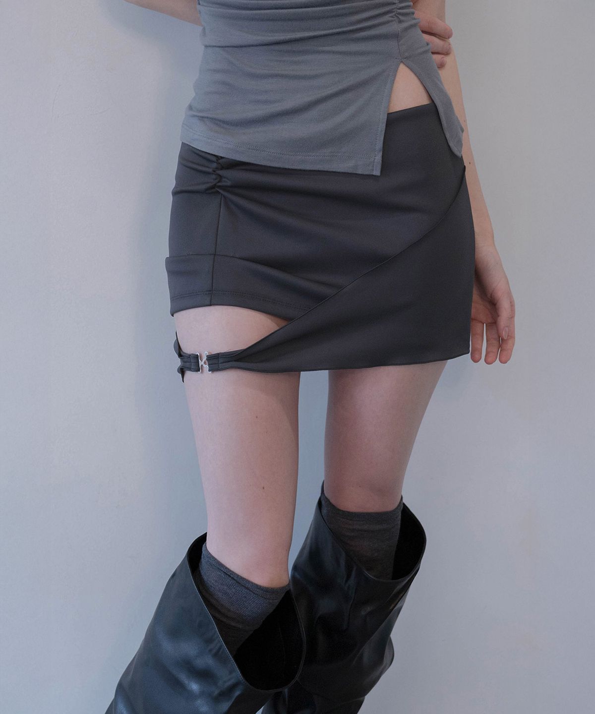 데미오(DAMIO) Contour Strap Mini Skirt (Charcoal)