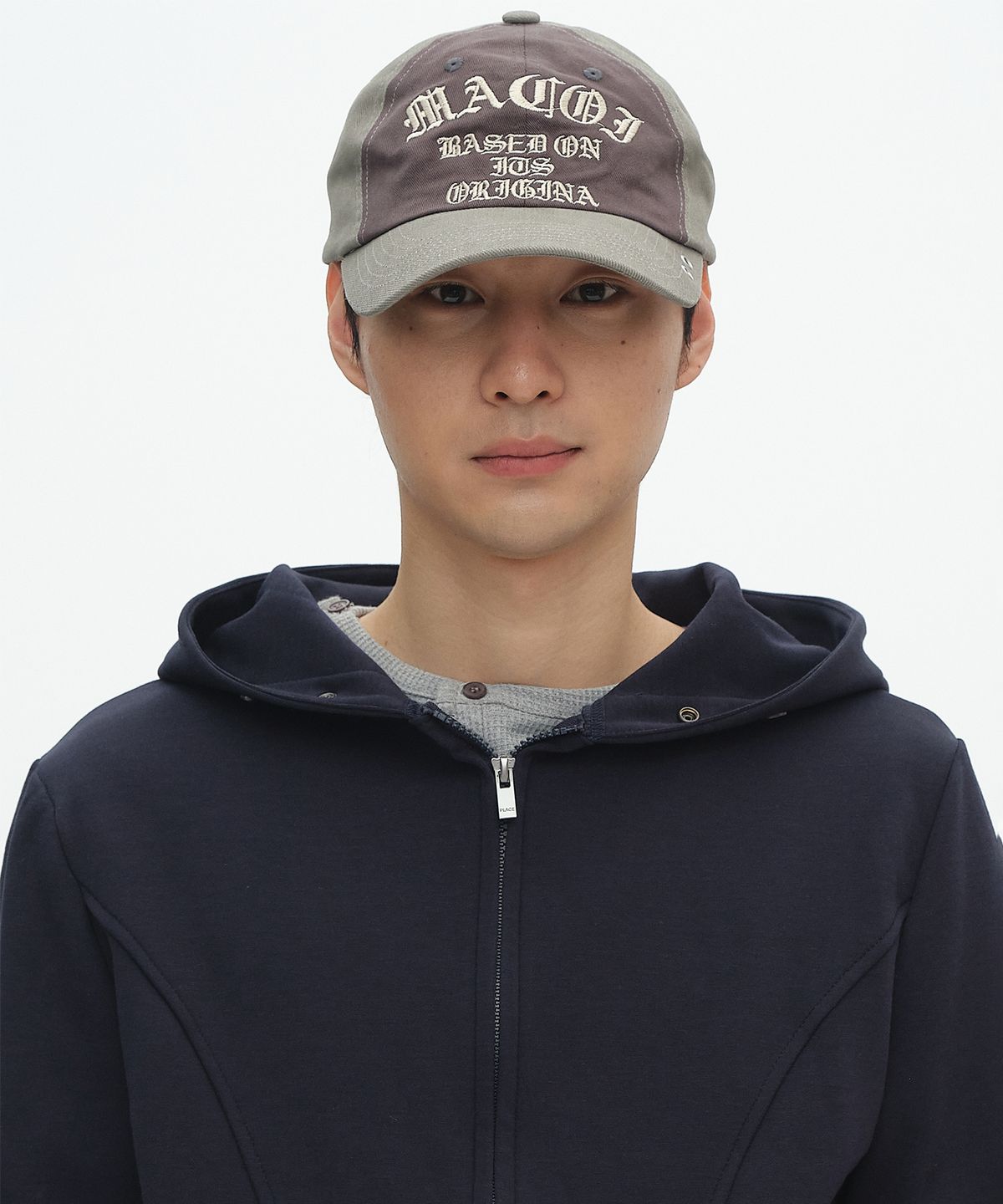 마코이(MACOI) 블록 레이어드 워드 투톤 배색 코튼 볼캡 [차콜]
