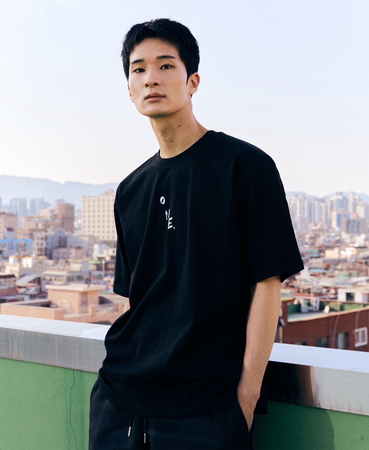 블루잉(BLUEING) SLOWLY SILENTLY SHINE GRAPHIC TEE [BLACK]