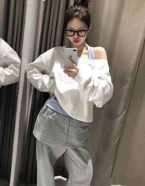 레터링 아플리케 오프 원숄더 스웻 셔츠 아이보리