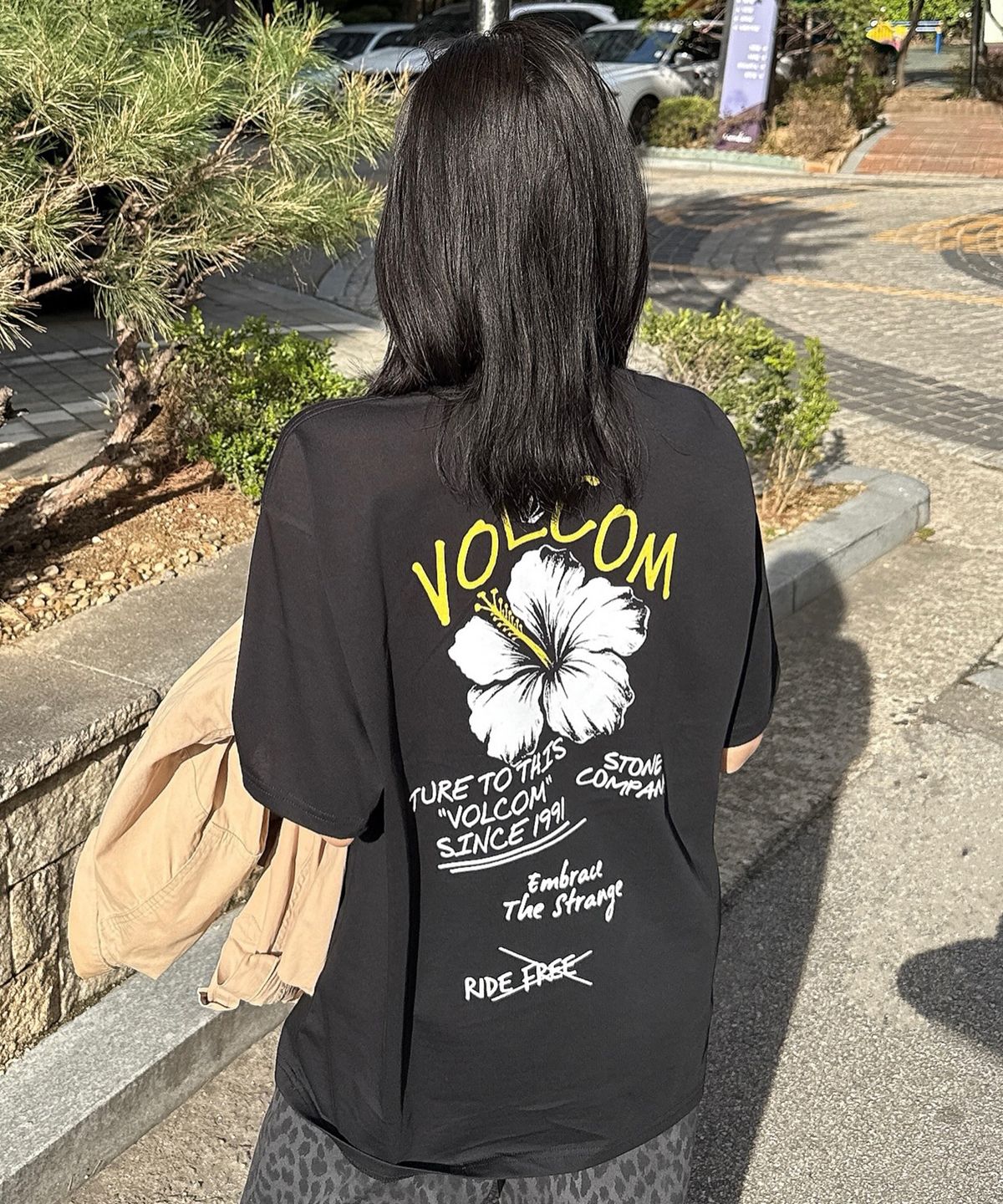 볼컴(VOLCOM) 히비스커스 오버핏 반팔티(블랙)