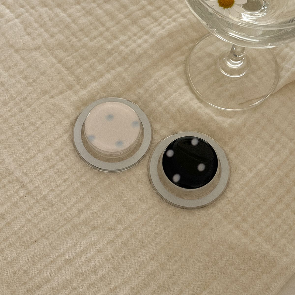 메이드모먼(MADEMOMENT) soft blur dot 디자인 [맥세이프 에폭시톡]
