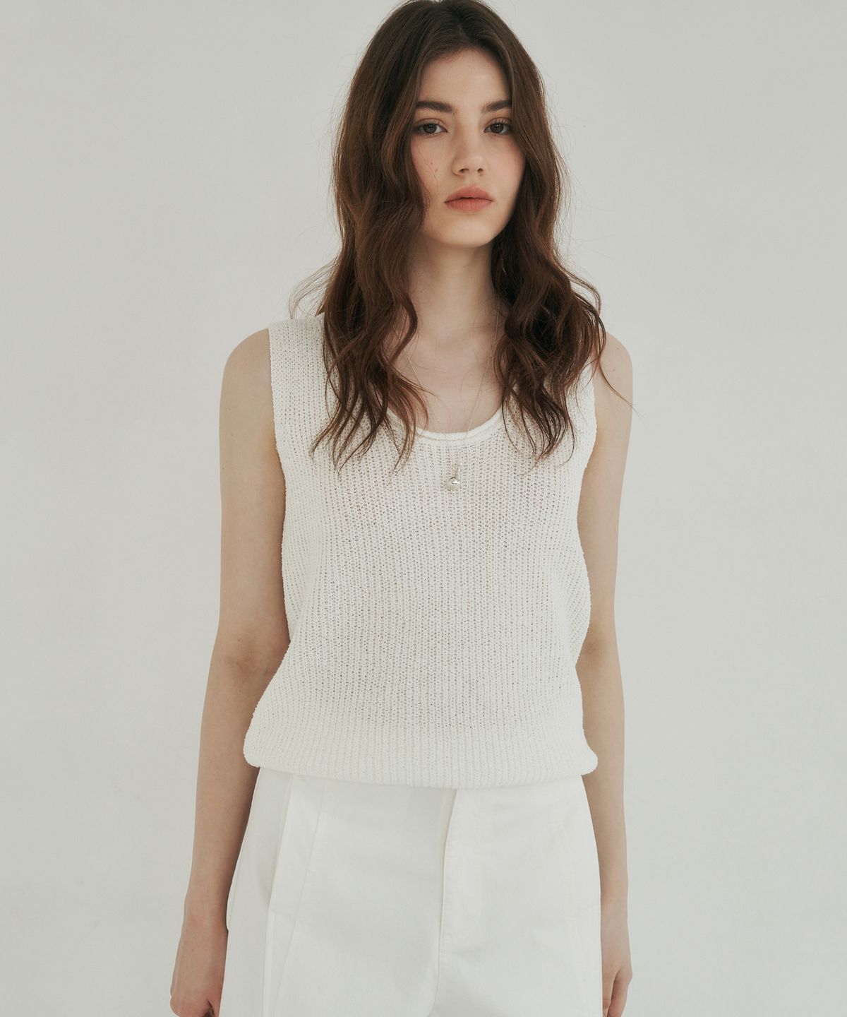 로시로우(LOSSYROW) U-Neck Soft Knit Sleeveless white