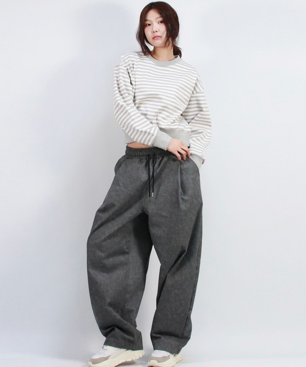 드마크(DEMARC) Grunge washing side one tuck curved wide pants charcoal