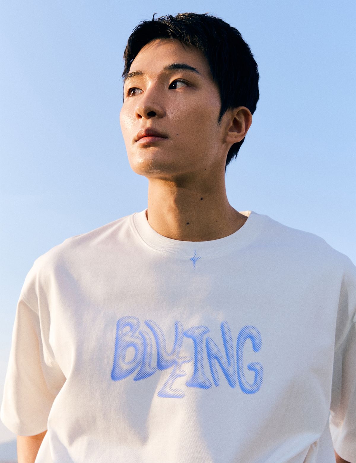 블루잉(BLUEING) BLUEING BLUR LOGO GRAPHIC TEE [WHITE]