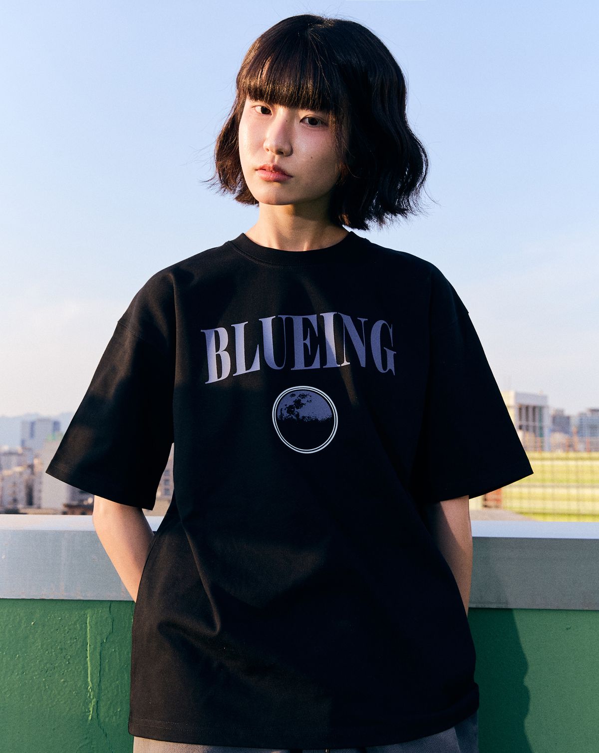 블루잉(BLUEING) BLUEING PLANET LOGO GRAPHIC TEE [BLACK]