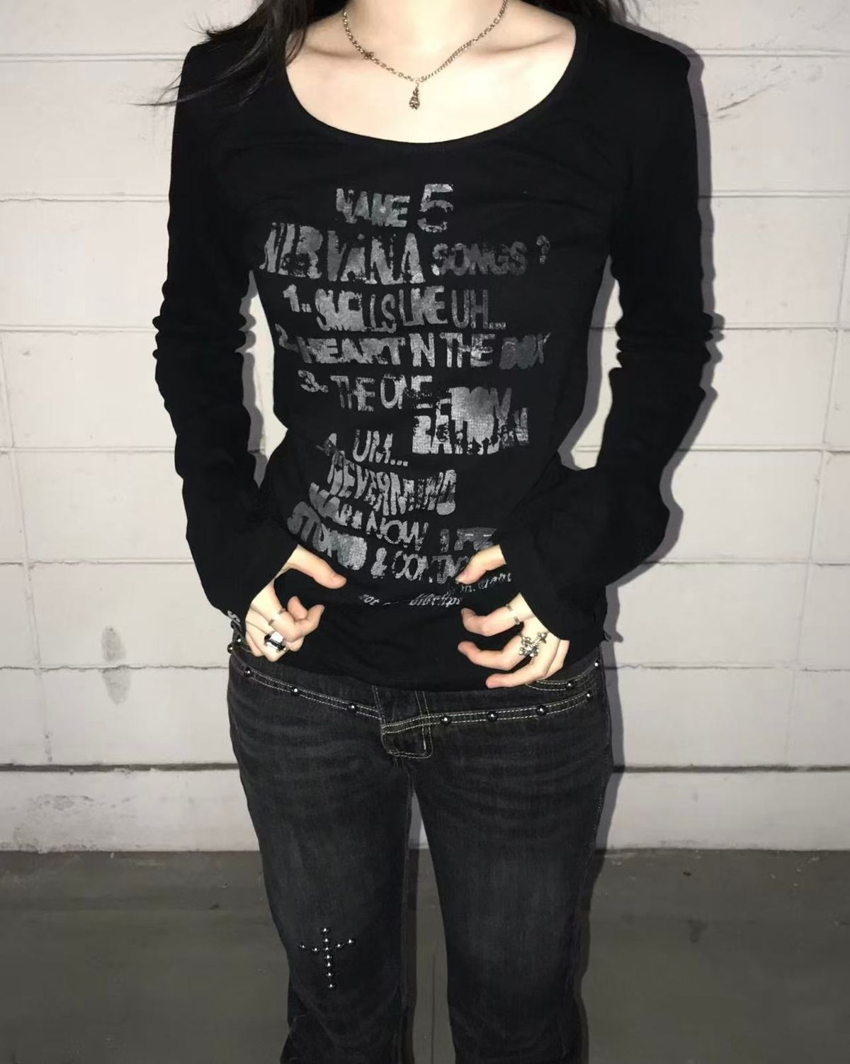 리버뉴스(LIBERALNEWS) DISRUPTED LETTER TEE_BLACK