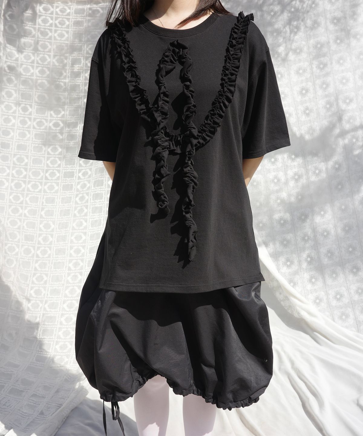 이서이(ESEOE) the garden ruffle t-shirt Black