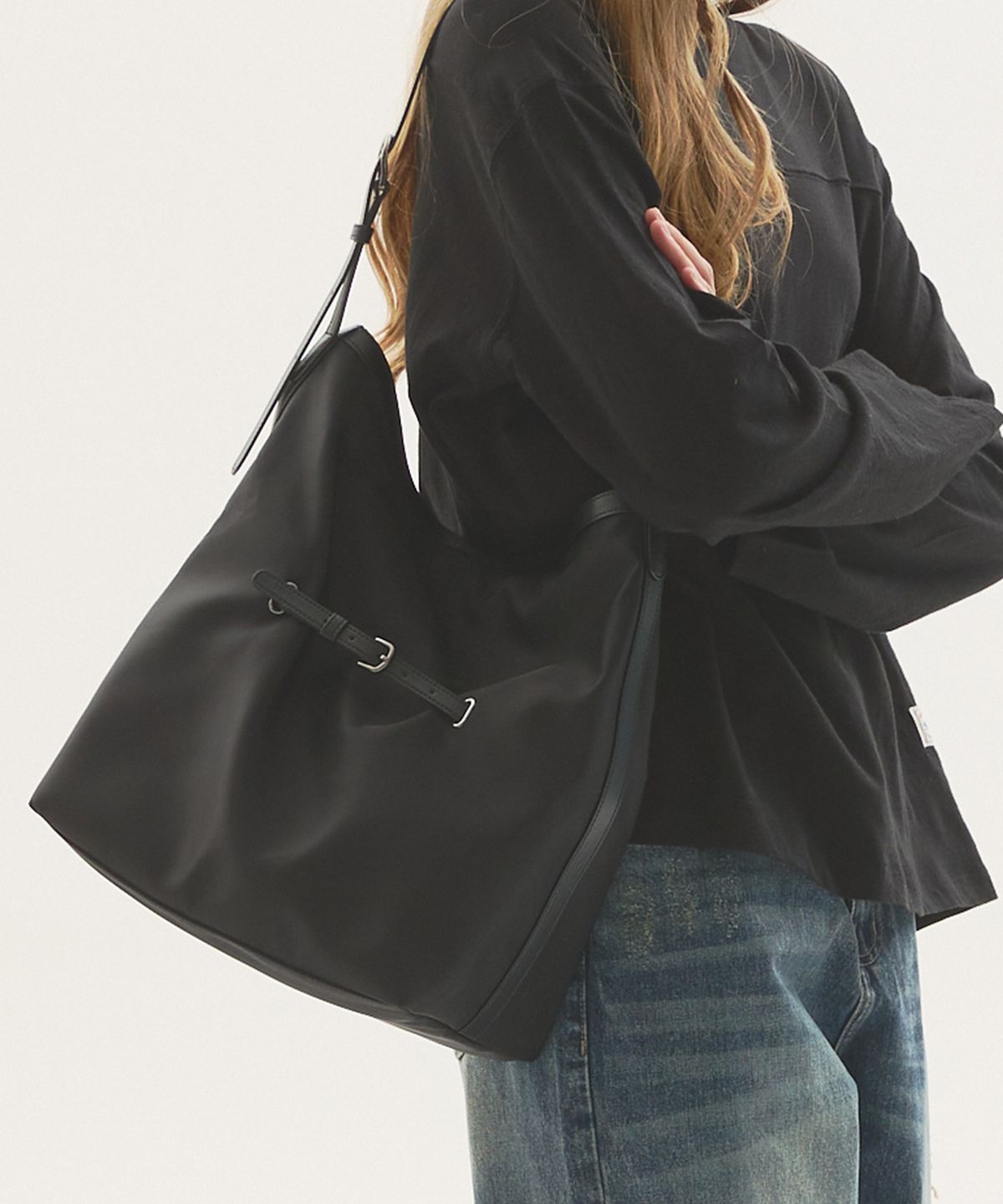 뉴루키(NEW LOOKY) Strap point bucket bag _Black