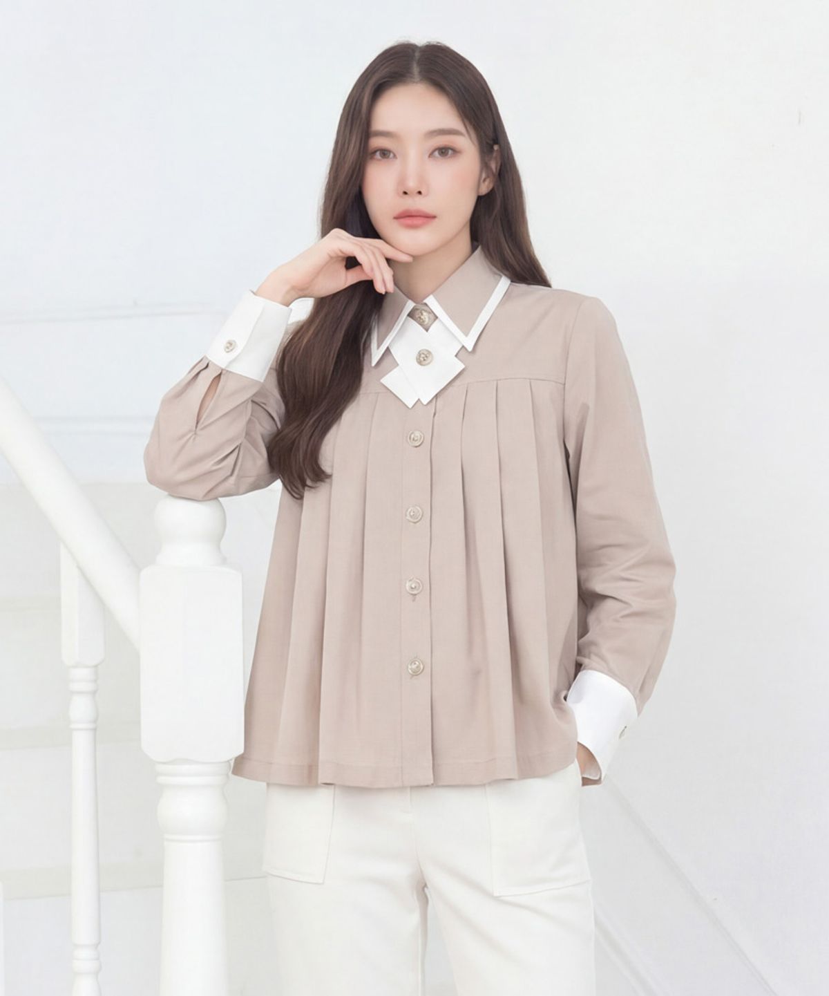 엘바이엘(LBYL) 화이트 카라 베이지 코튼 플리츠 블라우스