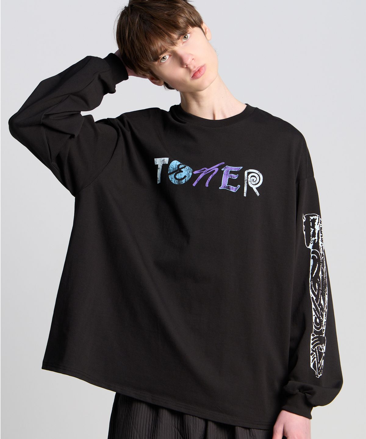 테네르(TENER) 소매 프린팅 TNR 롱 슬리브 블랙