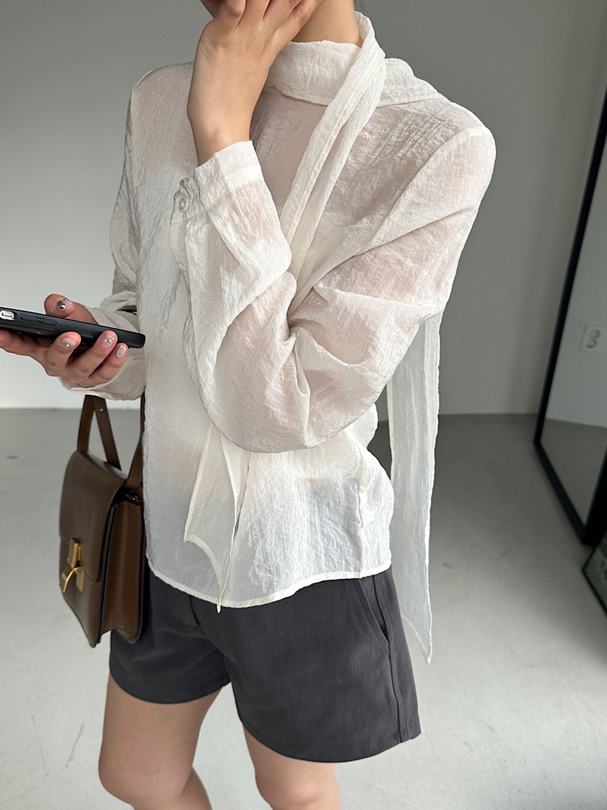 아포엠(APOEM) Sheer High Blouse (3C)