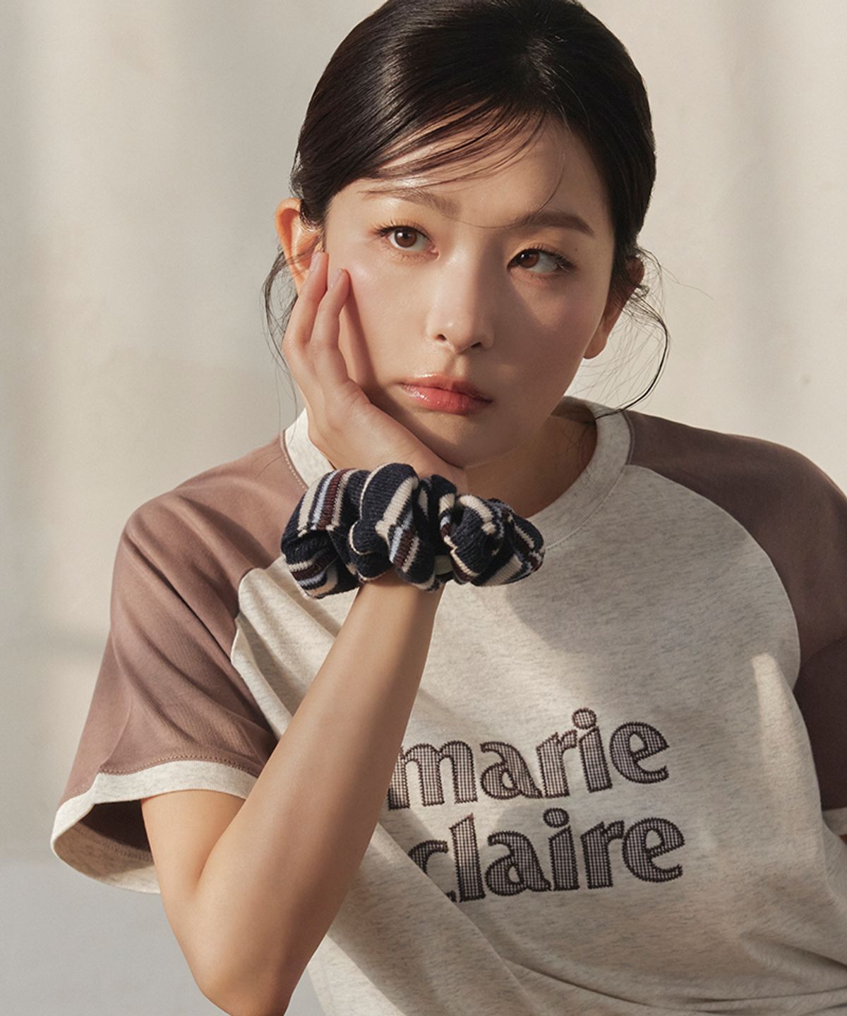 마리끌레르(MARIE CLAIRE) 니트 스트라이프 스크런치(MAGAAC03MNY)