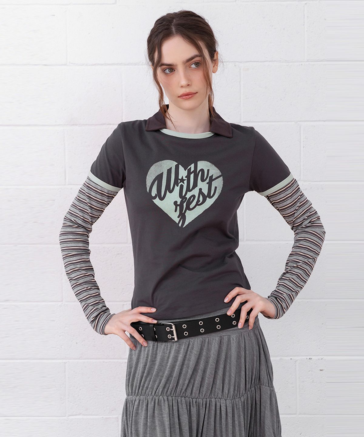 미쏘(MIXXO) 링거 그래픽 반팔 티셔츠_MIWHWG511A