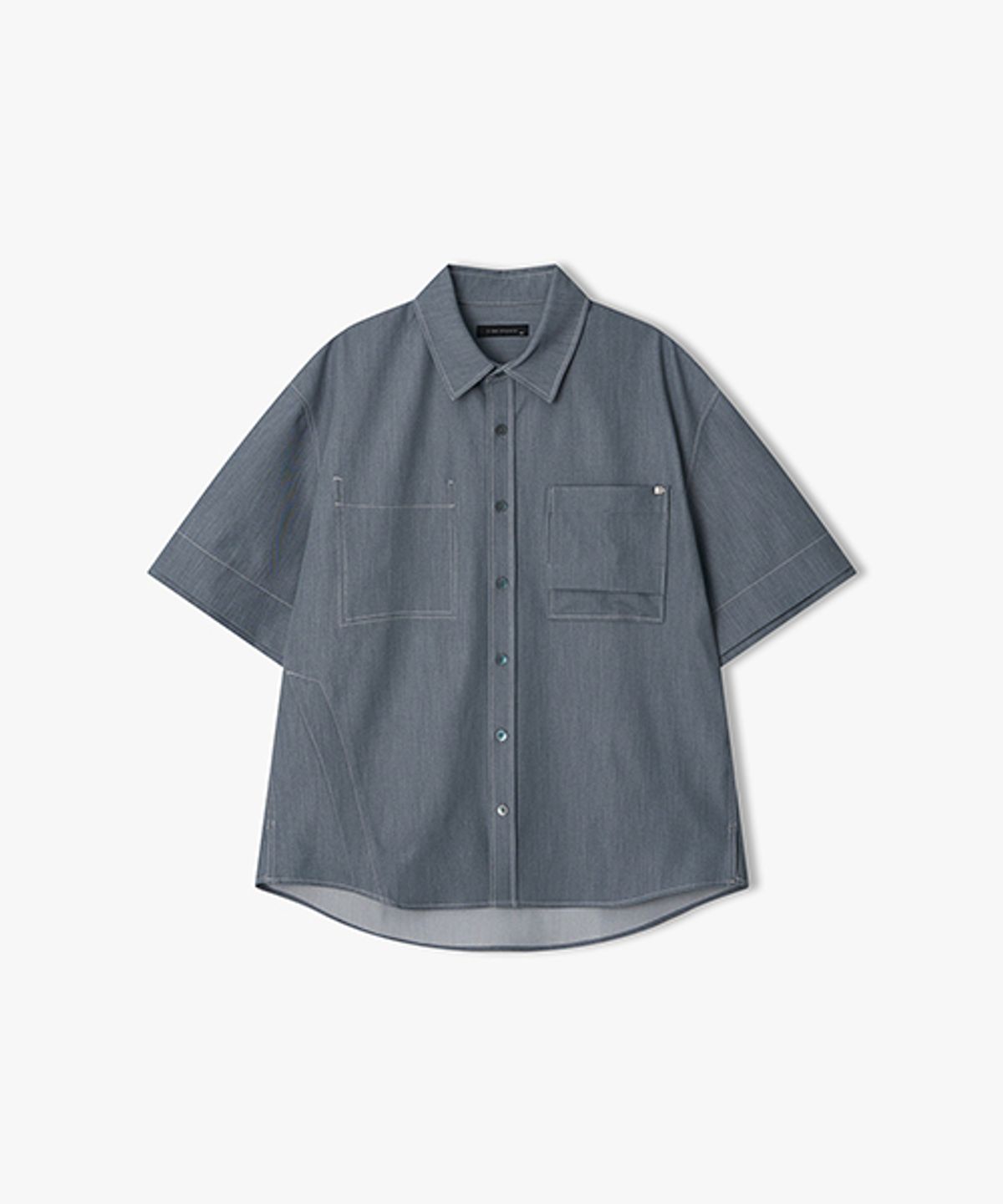 리버클래시(LIBERCLASSY) [26SS] LMM31705 블루 데님 텍스쳐 더블 포켓 디테일 하프 셔츠