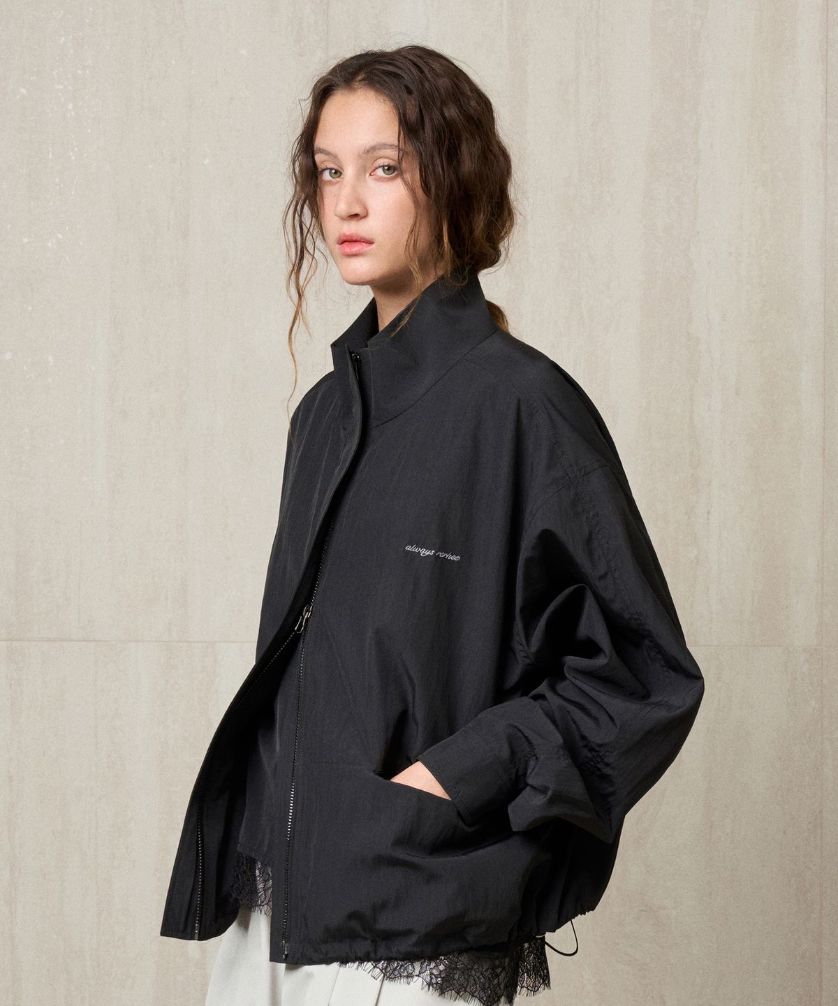 리이(RE RHEE) LIGHTWEIGHT JUMPER BLACK