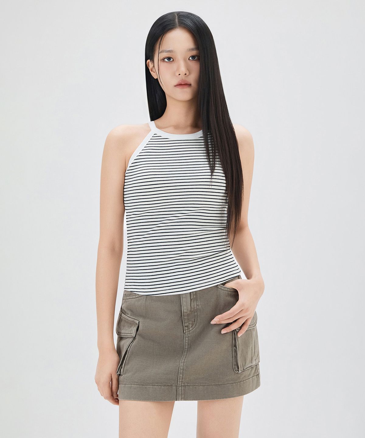 미쏘(MIXXO) 캡내장 홀터넥 슬리브리스