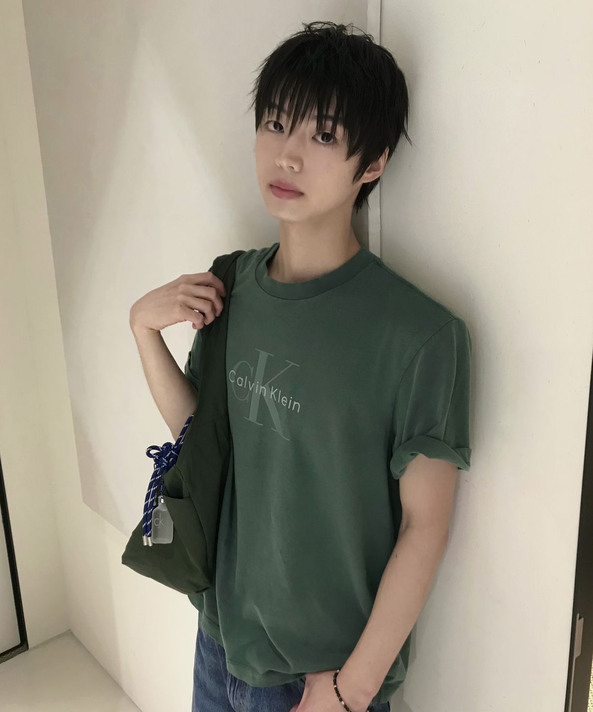 캘빈클라인 진(CALVIN KLEIN JEANS) 애시드 워시 모노로고 그래픽 반팔 티셔츠 4RG832G LH1