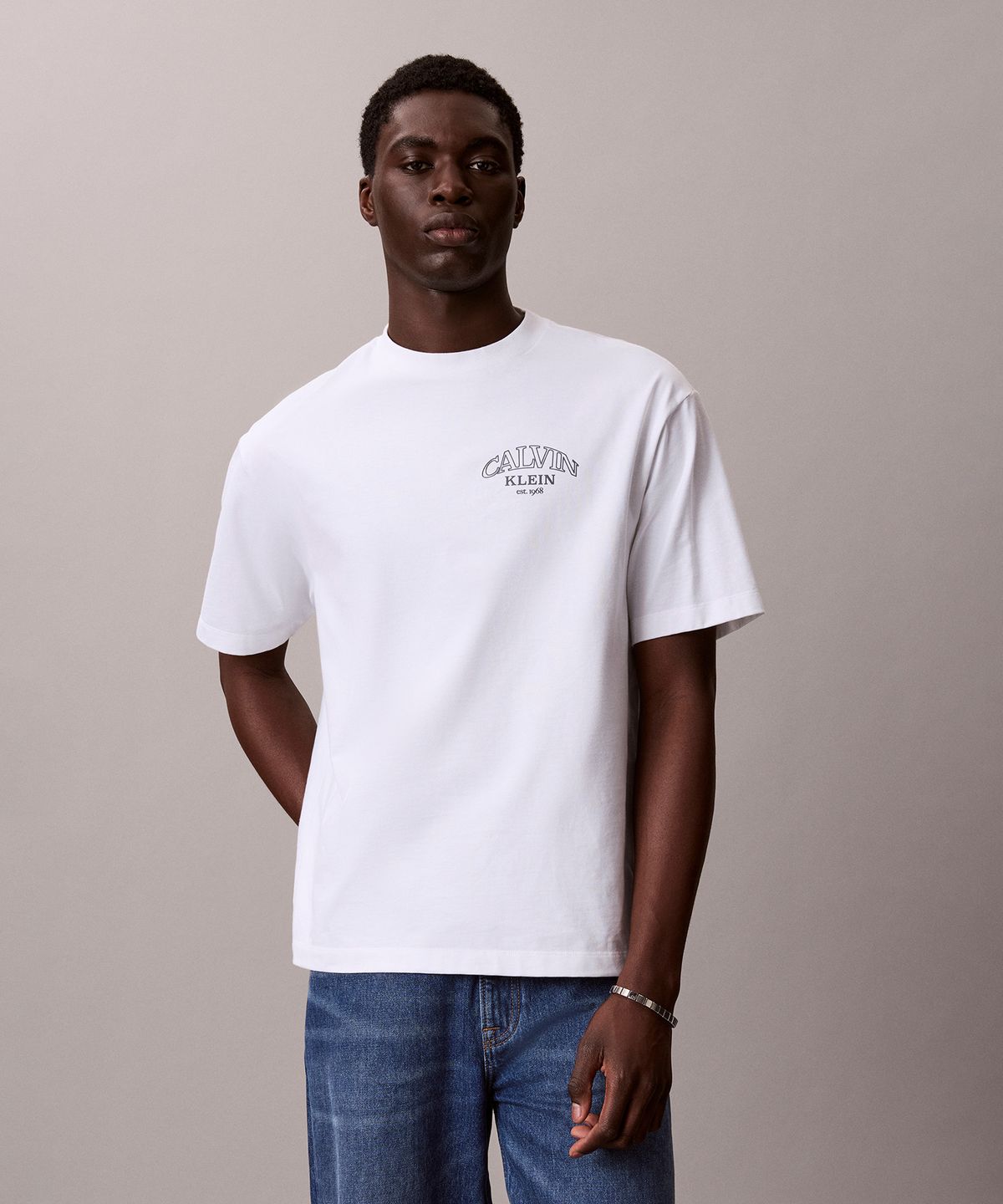캘빈클라인 진(CALVIN KLEIN JEANS) 릴렉스드 저지 엠보스드 모노로고 반팔 티셔츠 4RF856G YAF