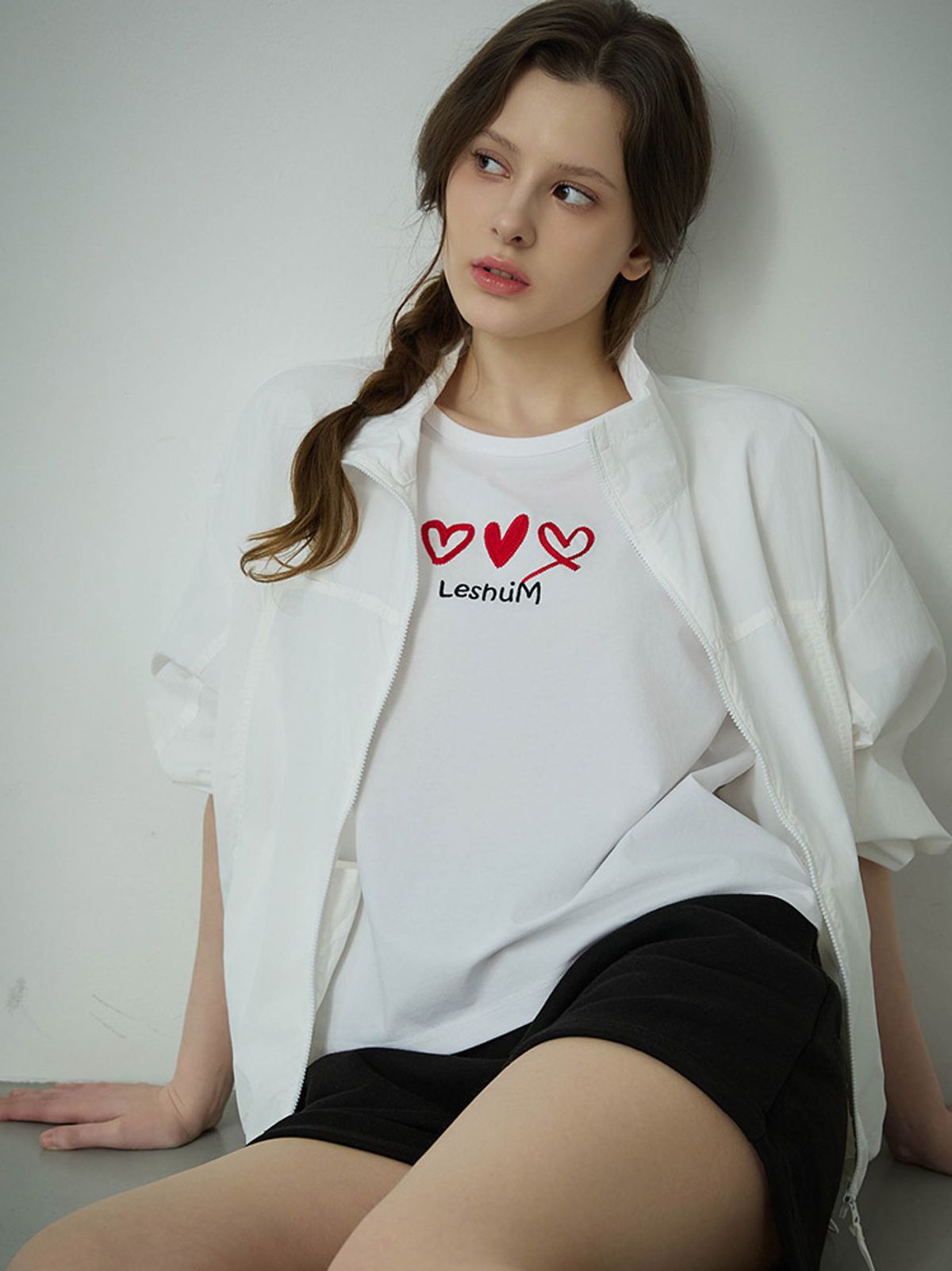 레슈엠(LESHU°M) 하트 자수 세미크롭 티셔츠