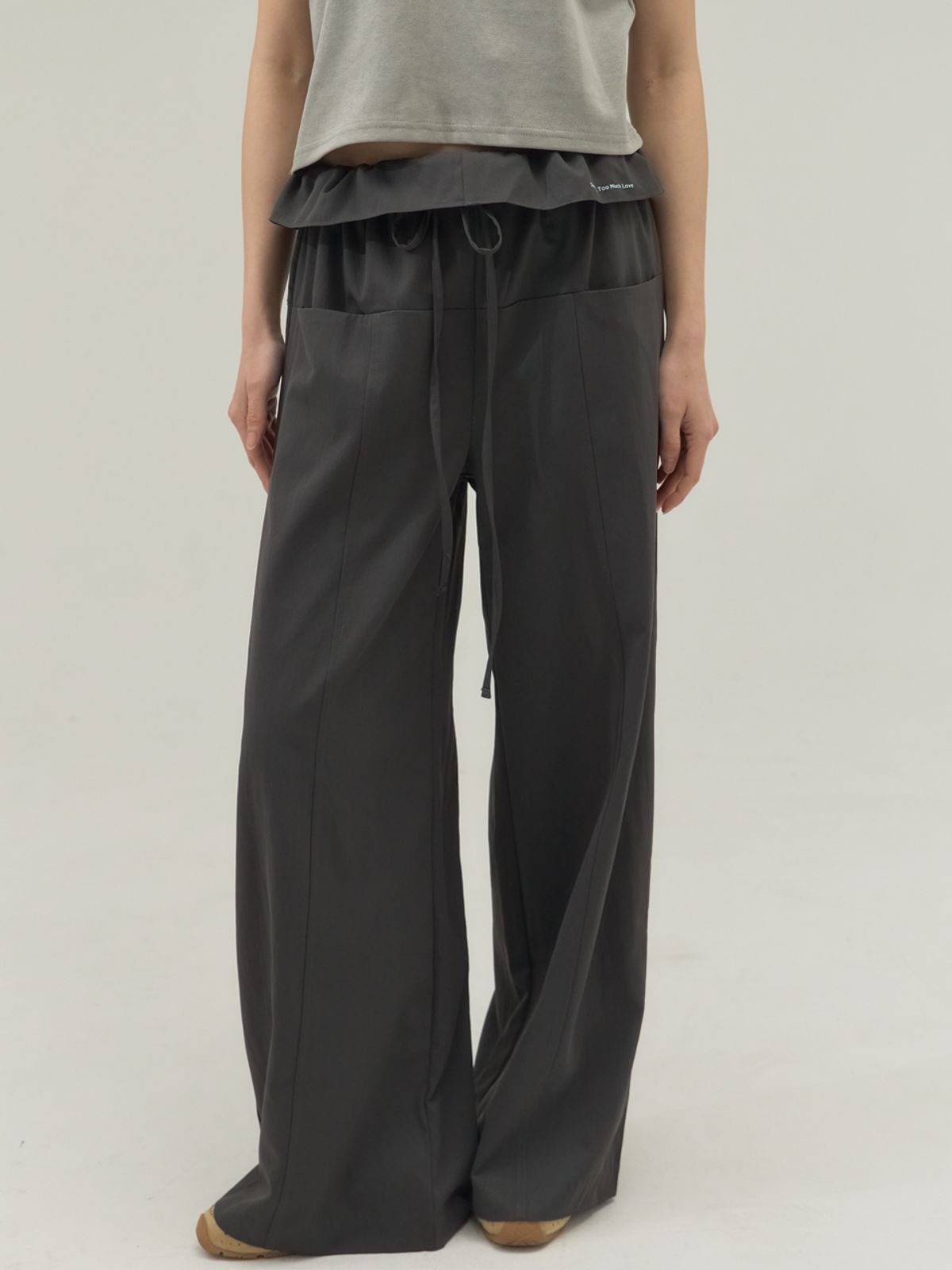 쏘리, 투 머치 러브(SORRY, TOO MUCH LOVE) Drawstring Relaxed Fit Slacks_Charcoal